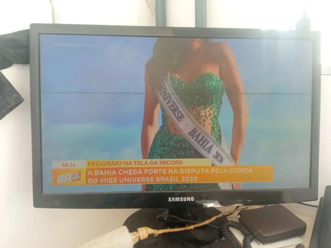 Vendo tv só tá com lista no meio