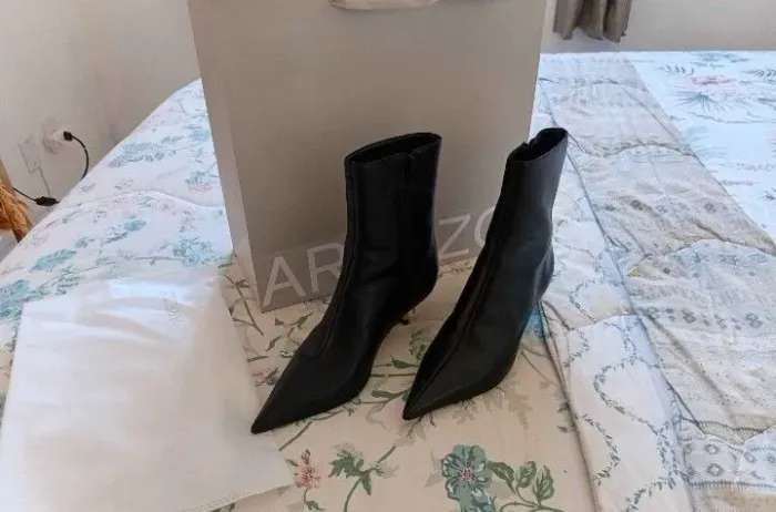 Bota arezzo n°35, em couro(nova)!