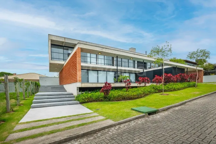 Casa de 648m² com 4 Suítes no Rio Tavares