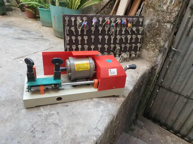 VENDO COPIADORA DE CHAVES COM MAIS DE 170 CHAVE VIRGEM . SÓ FUNCIONA  MANUAL automátic não