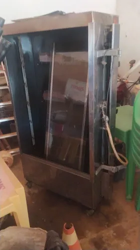 Vendo uma máquina de frango, 6 espetos no caso cabe 30 frangos