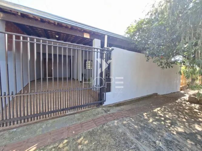 Casa à venda ou LOCAÇÃO na Zona Leste de Londrina | 3 quartos, 1 suíte, 155m² e área de la