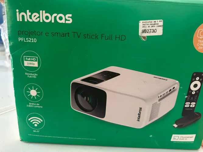 Projetor e Smart TV Stick Full HD PFLS210 da Intelbras.