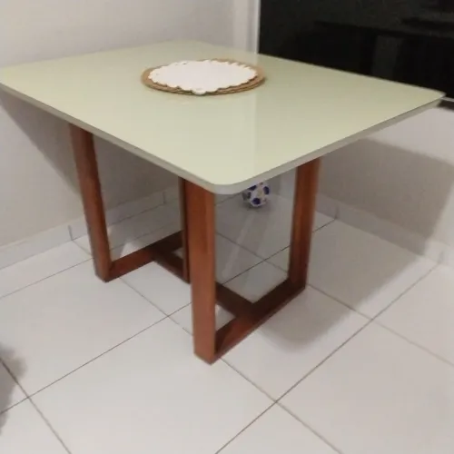 Mesa de madeira massisa nova 6 meses de uso