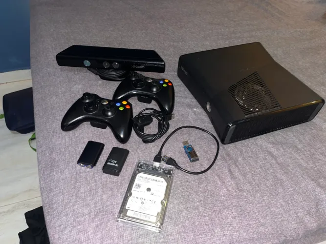 XBOX 360 + KINECT +2 CONTROLES ORIGINAIS + HD EXTERNO 32 GB + DESBLOQUEIO
