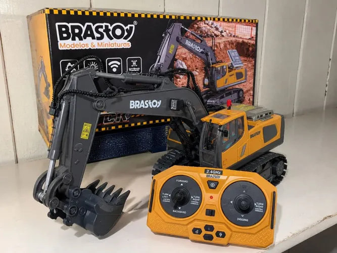 Escavadeira de Controle Remoto