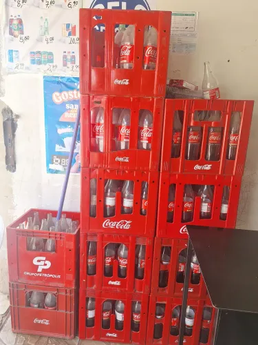 Caixa completa de garafa de coca cola