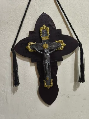 crucifixo antigo de metal com dourado de parede