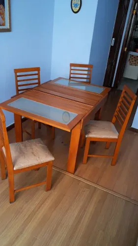 Mesa e cadeiras de madeira pura