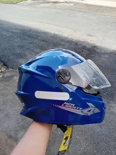 Capacete para moto na cor azul, novo.
