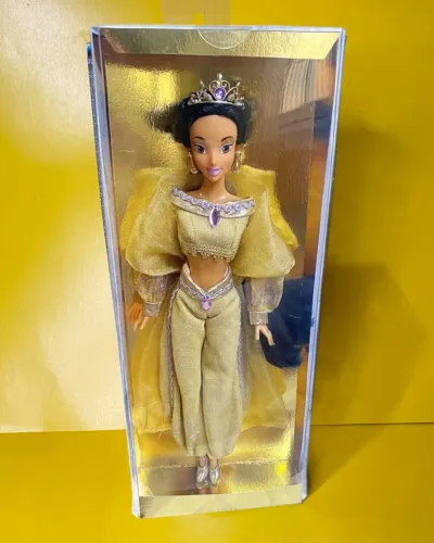 Boneca Jasmine roupa dourada