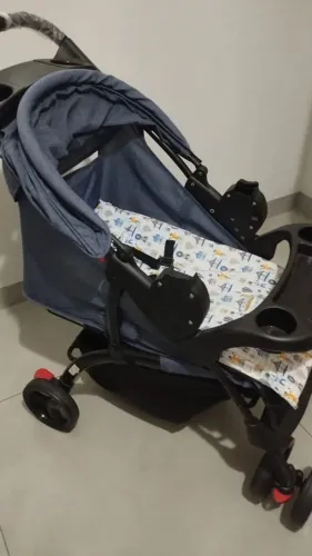 Carrinho de Bebê com Bebê Conforto
