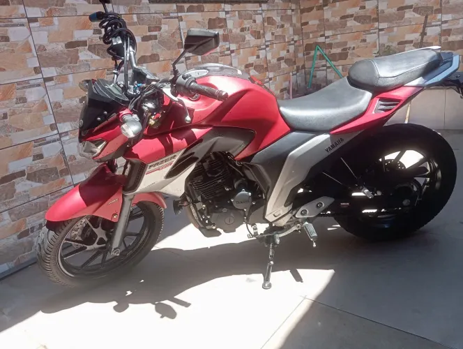 Fazer 250 com baixo km conservada