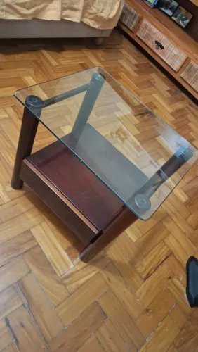 Mesa lateral em madeira com tampo de vidro e gaveta