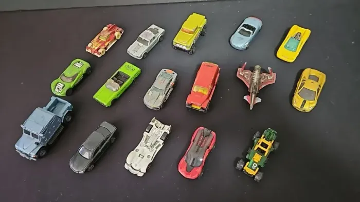 Lote com 16 carrinhos Hot Wheels