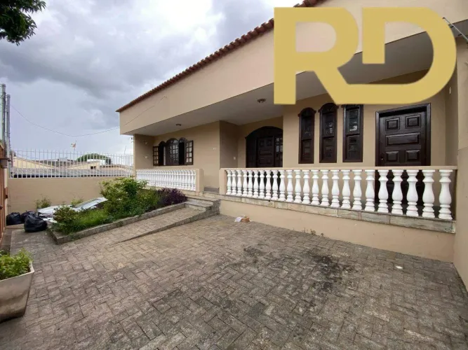 Casa com arquitetura atemporal e múltiplas possibilidades