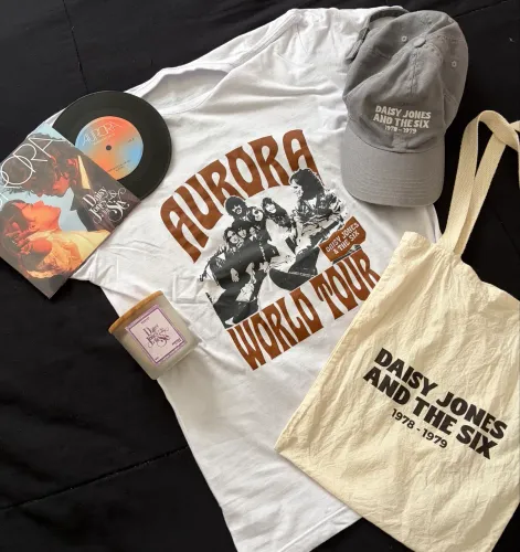 Kit daisy jones and the six camiseta vela bone ecobag e vinil decorativo