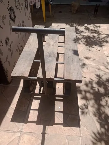 Vendo prancha de madeira com 4 pneus semi novos