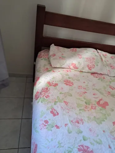 Vendo cama casal madeira de lei