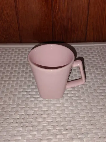 Xícara de cerâmica rosa claro