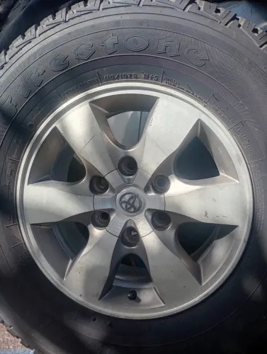 Jogo de rodas Toyota Hilux com pneus