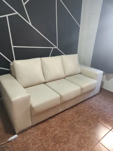Sofá retrátil courino ,usado em bom estado
