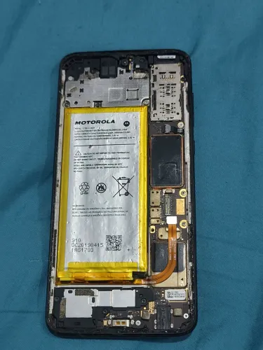 Moto G7 xt1962-4 (carcaça trincada e sem tela)