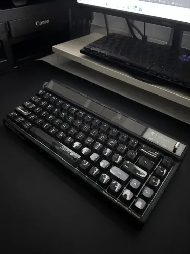 Teclado Mecânico Machenike KT68 Pro Tri-Mode com Tela LED (novo)