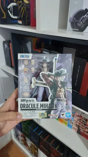 Dracule Mihawkk One Piece SH Figuarts (lacrado)
