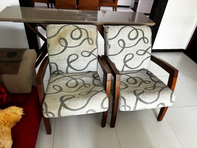 Par de Poltronas Decorativas Estofadas com Braços em Madeira