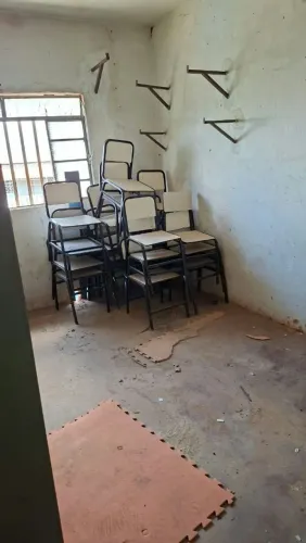 Lote com 15 Cadeiras Escolares / Formação Empilháveis em Ferro - Vendo Lote ou Unidade