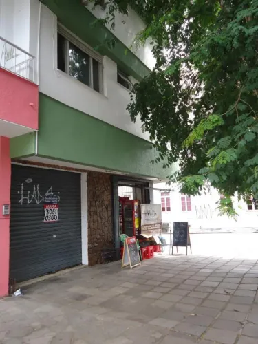 LOJA em ótima localização. Portas de alumínio c/ vidros e cortina de metal. Fica na RUA DE