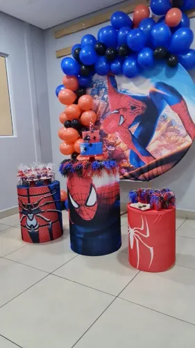 Bolo fake homem aranha e painéis