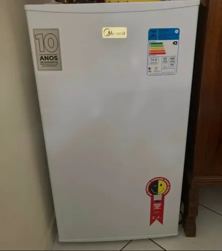 Frigobar da Marca Midea 93 litros novo com as etiquetas