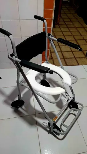 CADEIRA DE BANHO PARA CADEIRANTE