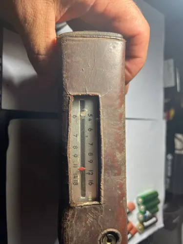 rádio portátil vintage Hitachi Transistor 8, modelo WH-822H