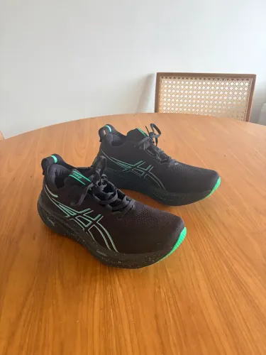 Tênis Asics Gel-Cumulus 26 em ótimo estado, Preto e Verde) - Tam. 42