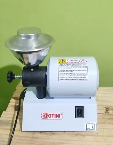 Moedor de café Botini B55 profissional bivolt 127/220 1/3cv, até 8 kg/h - semi novo