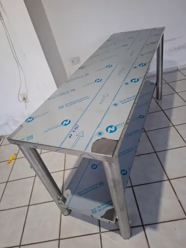 Mesa toda em inox medindo 190x60