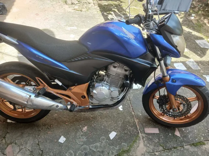 Vende se essa cb300 toda em dias revisada no ponto de transferir
