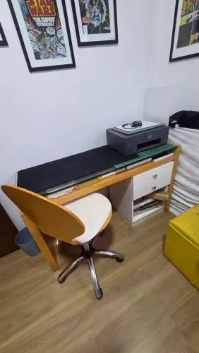 Mesa de escritorio com tampo de vidro