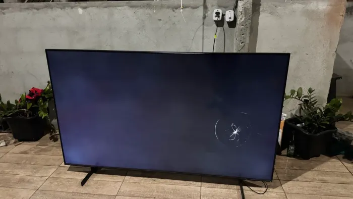 TV Samsung 65? CU8000 Crystal UHD 4K ? Tela trincada (retirada de peças)