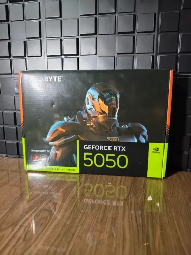 Placa de Video Gigabyte RTX 5050 8GB Windforce OC V2 - Nova Lacrada