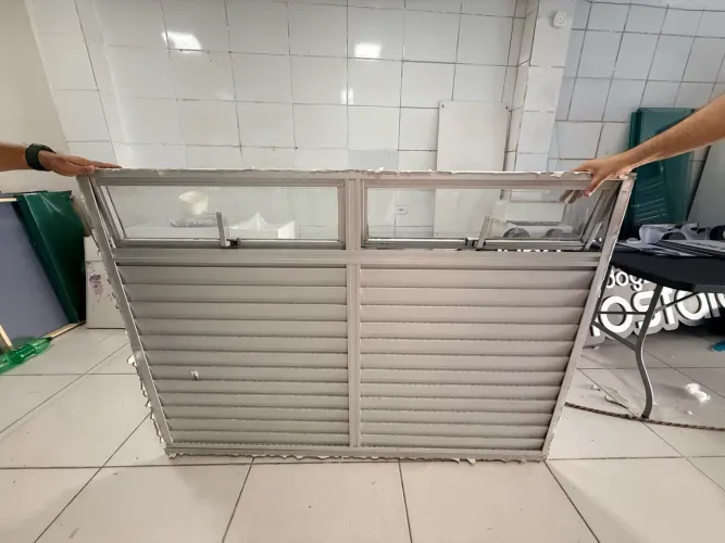 Janela de Alumínio fixa com Venezianas 1.60x1.10