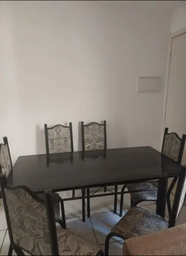 R$550,00 Mesa de Mármore com 6 cadeiras 