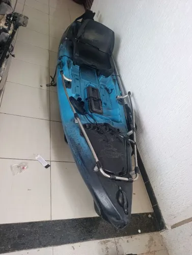 Caiaque a venda com suporte para motor.