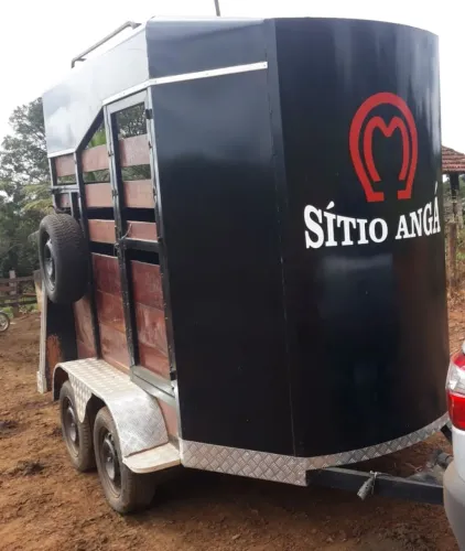 Vendo Carreta para Transporte de Cavalos, dois eixos, usada poucas vezes, muito nova!!