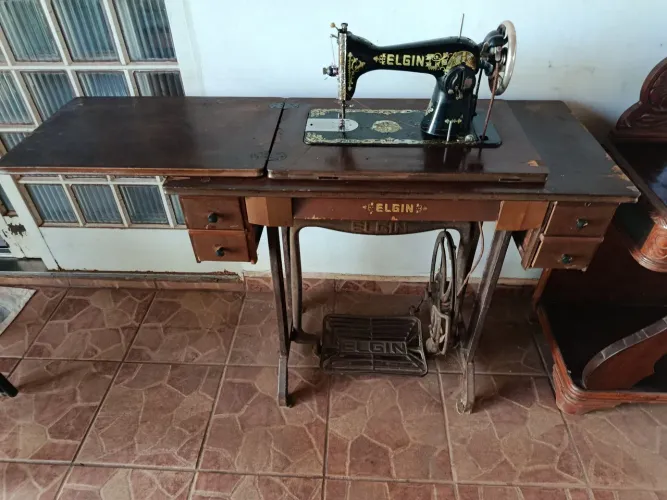 Máquina de Costura Elgin Antiga com Gabinete e Pedal