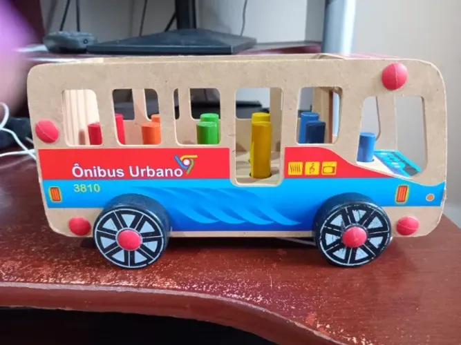 ônibus de brinquedo com pinos coloridos em mdf