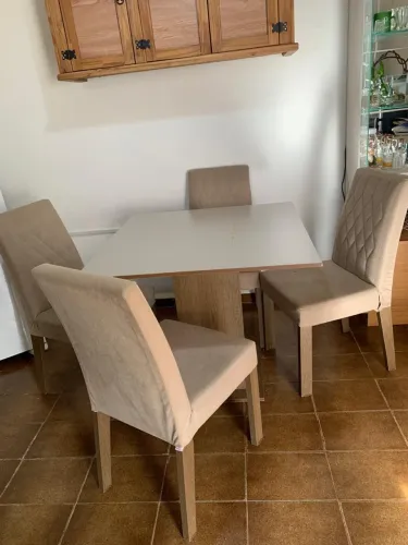 Mesa com 4 cadeiras